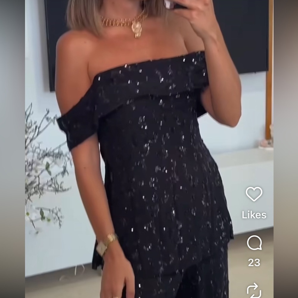 NWT Zara Black Off-Shoulder sequin Top M
🚨FIRM PRICE NO DISCOUNT